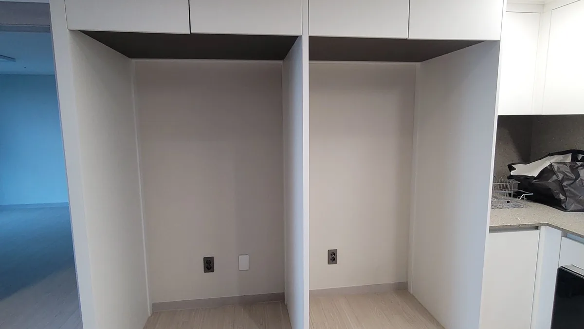 넓은 폭 냉장고장, 상단 다크 트림 마감